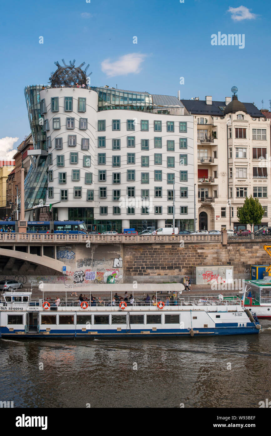 La Maison Dansante (Tančící dům) : tchèque, le surnom donné à l'édifice sur la Nationale-Nederlanden Rašínovo nábřeží Rašín (fleuve) à Prague, Banque D'Images