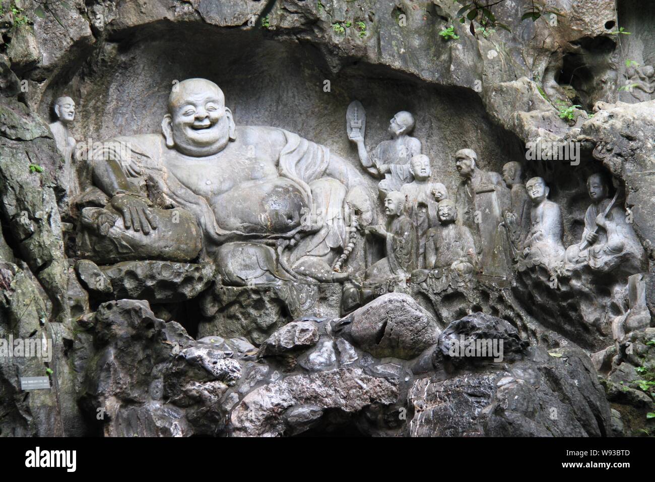 --FILE--sculptures de Bouddhas sculptés dans la roche il y a des centaines d'années sont vus à la Temple Lingyin à Hangzhou city, province de Zhejiang, Chine de l'Est Banque D'Images