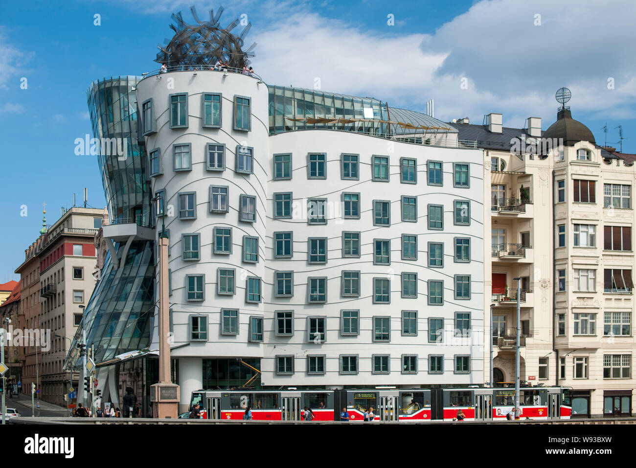 La Maison Dansante (Tančící dům) : tchèque, le surnom donné à l'édifice sur la Nationale-Nederlanden Rašínovo nábřeží Rašín (fleuve) à Prague, Banque D'Images