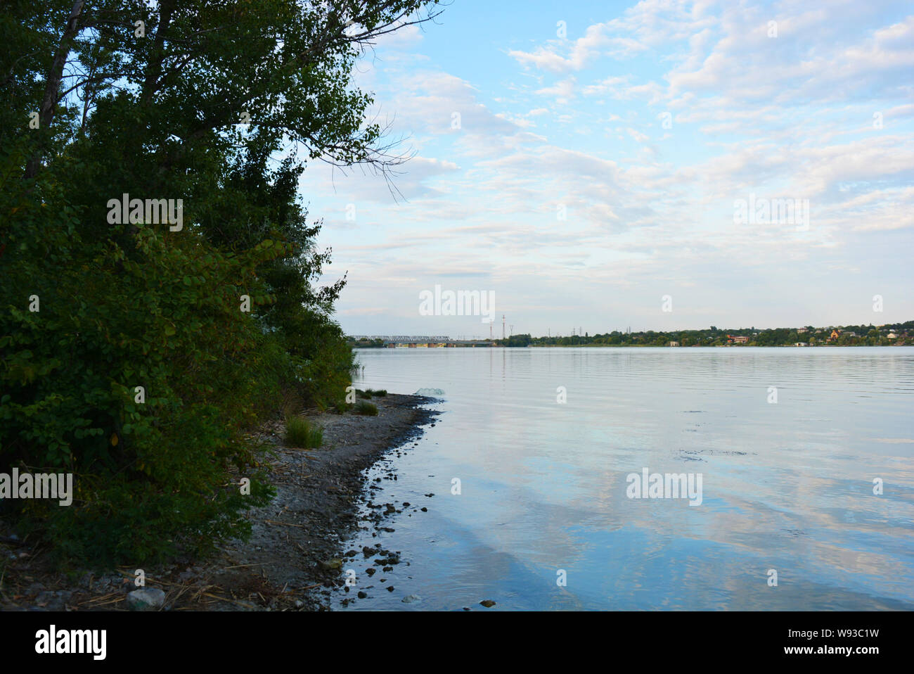 La rive de la rivière Samara avec un beau coucher de soleil et une surface d'eau réfléchissante sur la rue Maréchal Malinowski. Banque D'Images