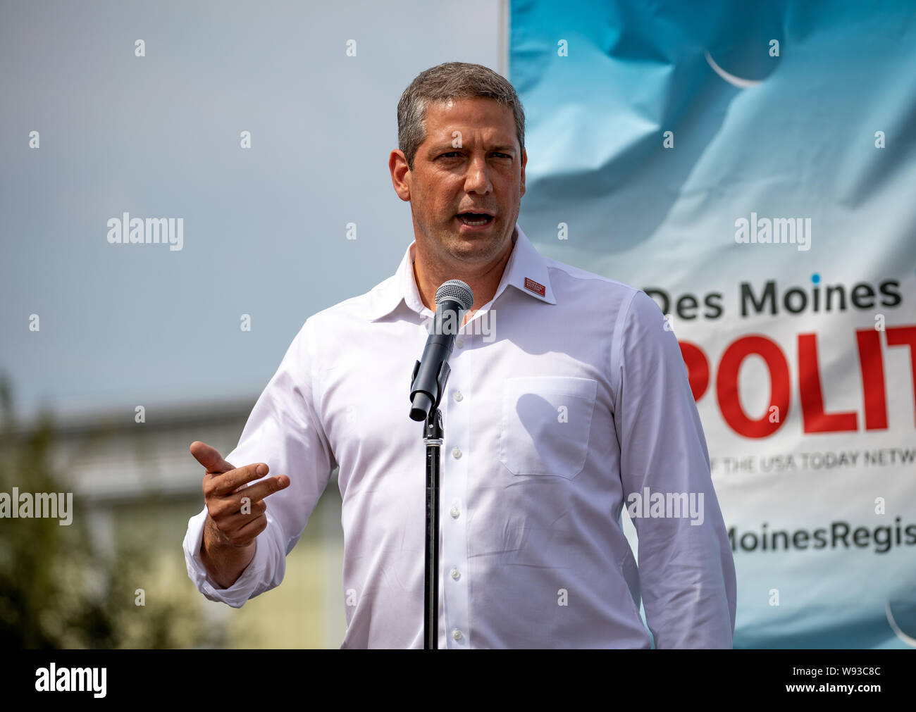 Des Moines, Iowa / USA - 10 août 2019 : membre du Congrès américain et le candidat démocrate Tim Ryan salue des partisans à l'état de l'Iowa Banque D'Images