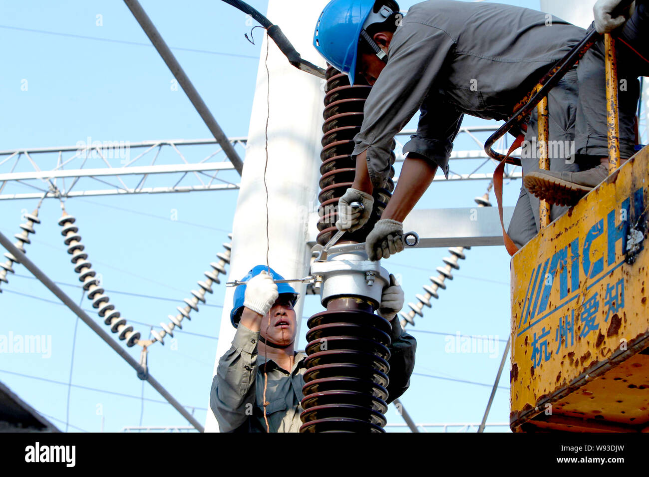 Les électriciens chinois de la State Grid Corporation of China vérifier et réparer les appareils électriques à un poste de transformation Yichang city, le centre de Menton Banque D'Images