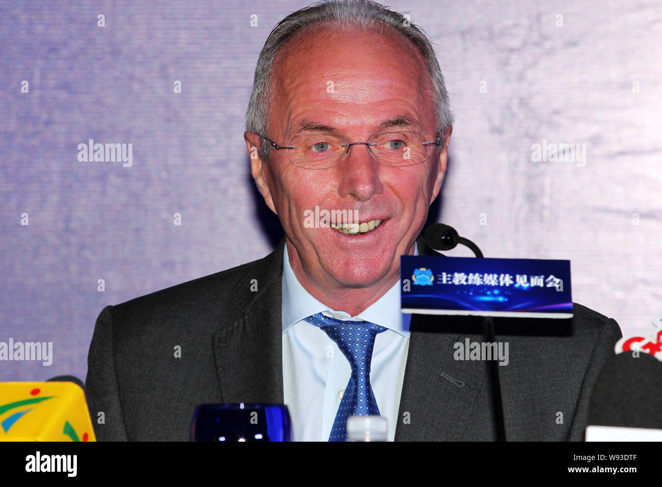 Sven-Goran Eriksson, la nouvelle entraîneure-chef de Chines Guangzhou R&F FC, prend la parole lors d'une conférence de presse à Guangzhou, dans le sud-est de Chines Guangd Banque D'Images