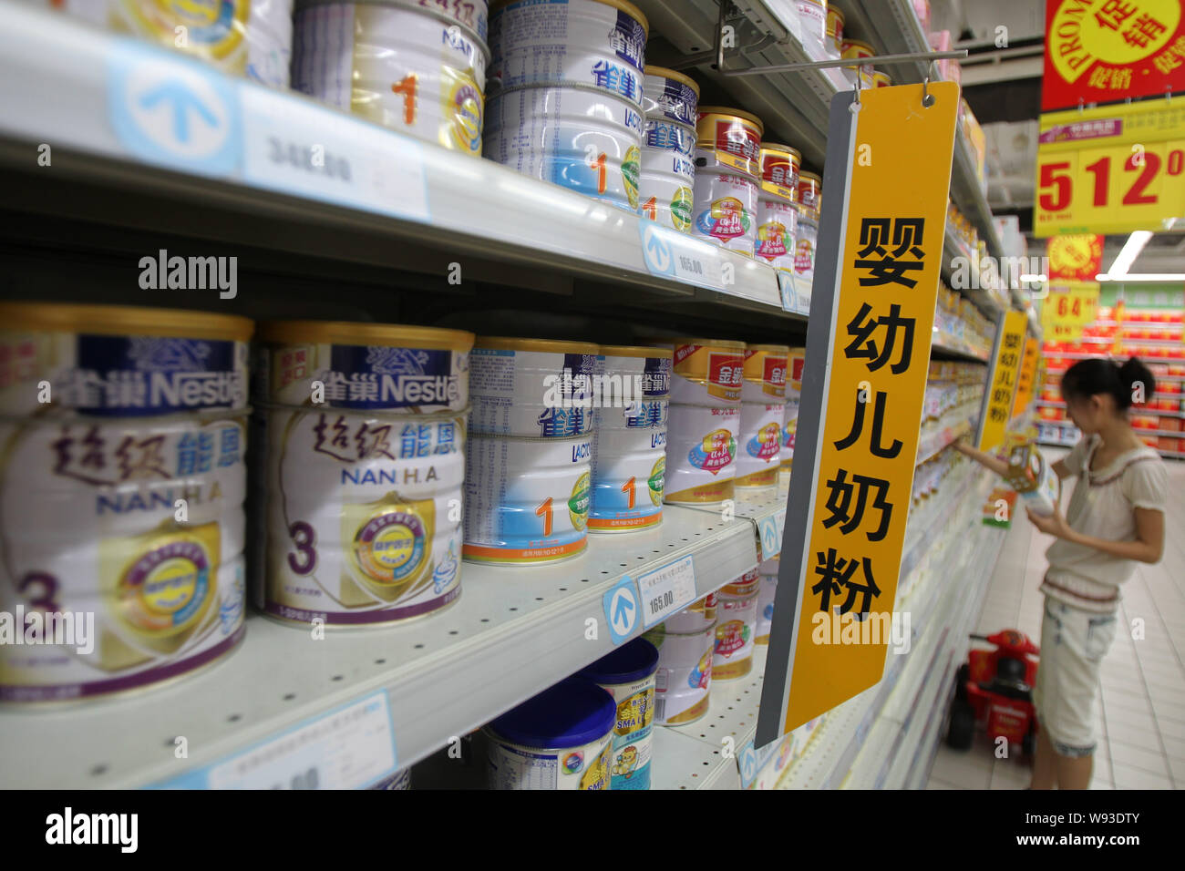 Boîtes de formule de Bébé Nestlé sont en vente dans un supermarché dans la ville de Nantong, Chine de l'est la province de Jiangsu, 2 juillet 2013. Nestle SA, a dit qu'il va couper inf Banque D'Images
