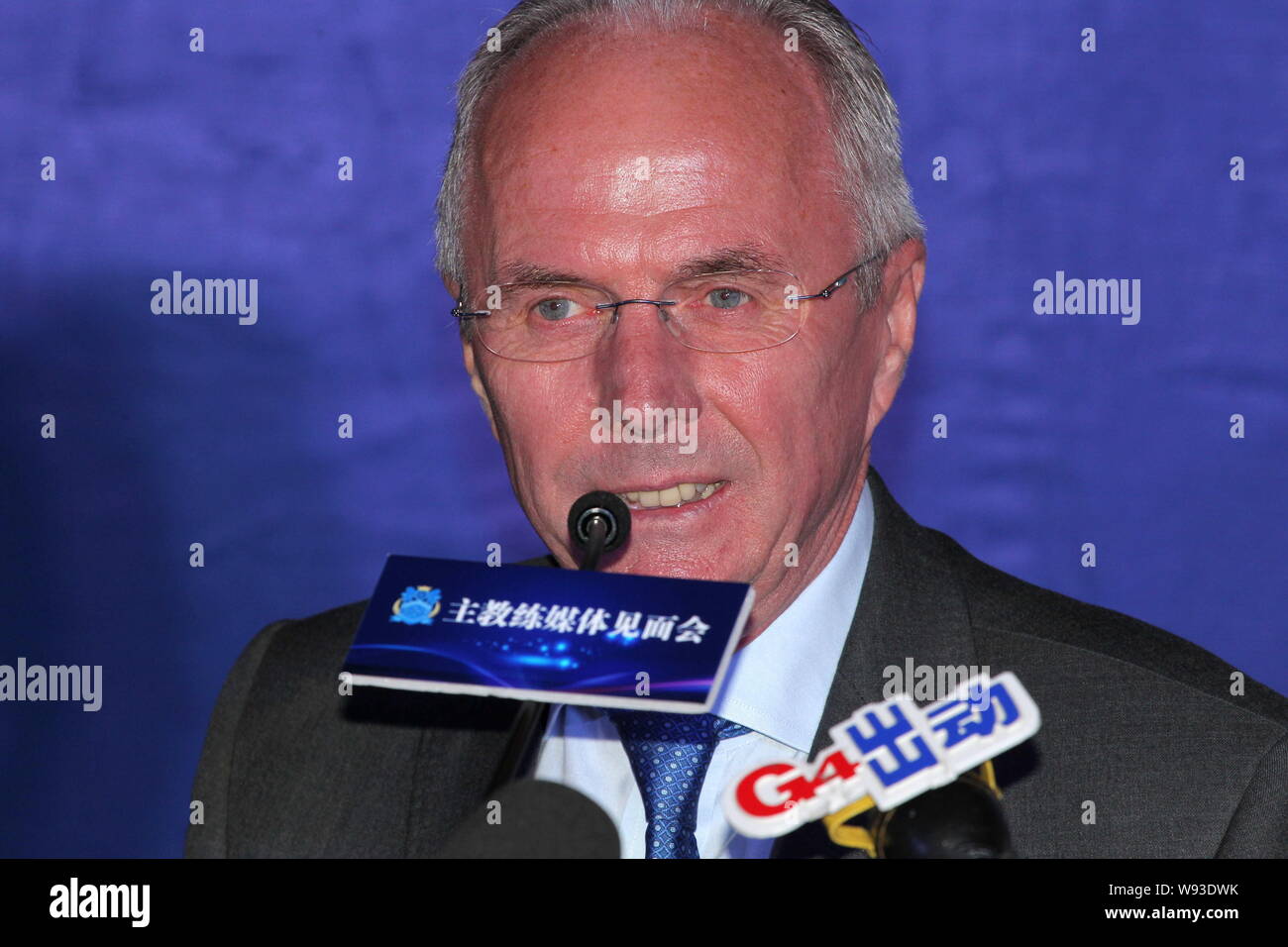 Sven-Goran Eriksson, la nouvelle entraîneure-chef de Chines Guangzhou R&F FC, prend la parole lors d'une conférence de presse à Guangzhou, dans le sud-est de Chines Guangd Banque D'Images