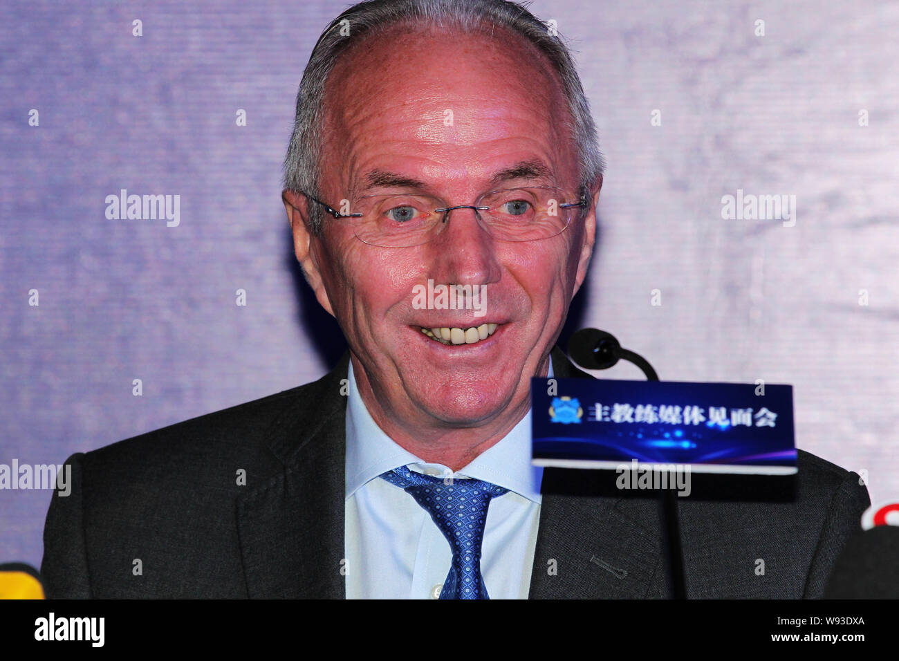 Sven-Goran Eriksson, la nouvelle entraîneure-chef de Chines Guangzhou R&F FC, prend la parole lors d'une conférence de presse à Guangzhou, dans le sud-est de Chines Guangd Banque D'Images