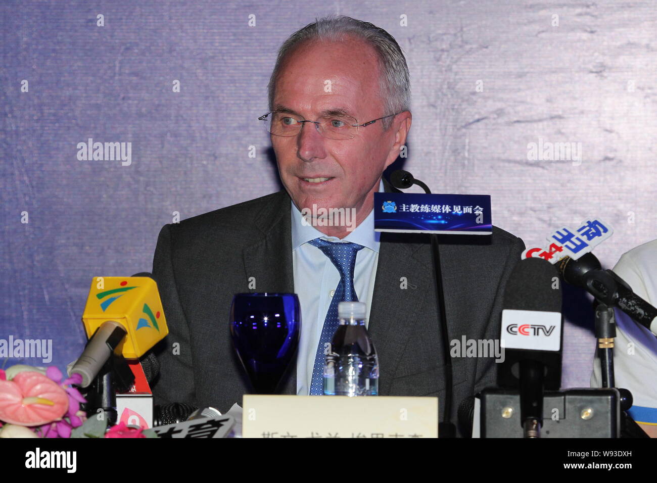 Sven-Goran Eriksson, la nouvelle entraîneure-chef de Chines Guangzhou R&F FC, prend la parole lors d'une conférence de presse à Guangzhou, dans le sud-est de Chines Guangd Banque D'Images