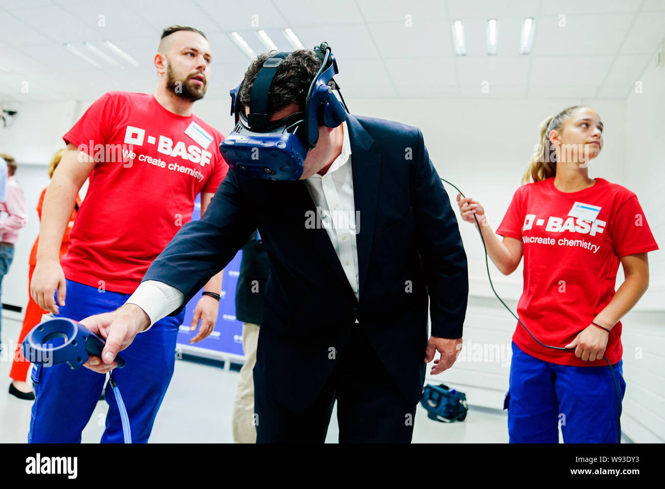 Ludwigshafen, Allemagne. Août 12, 2019. Hubertus Heil (M, SPD), Ministre Fédéral du Travail et des affaires sociales, est d'essayer les fonctionnalités de lunettes de réalité virtuelle avec les stagiaires de l'entreprise chimique BASF. Le ministre du Travail est sur un voyage d'été. Credit : Uwe Anspach/dpa/Alamy Live News Banque D'Images