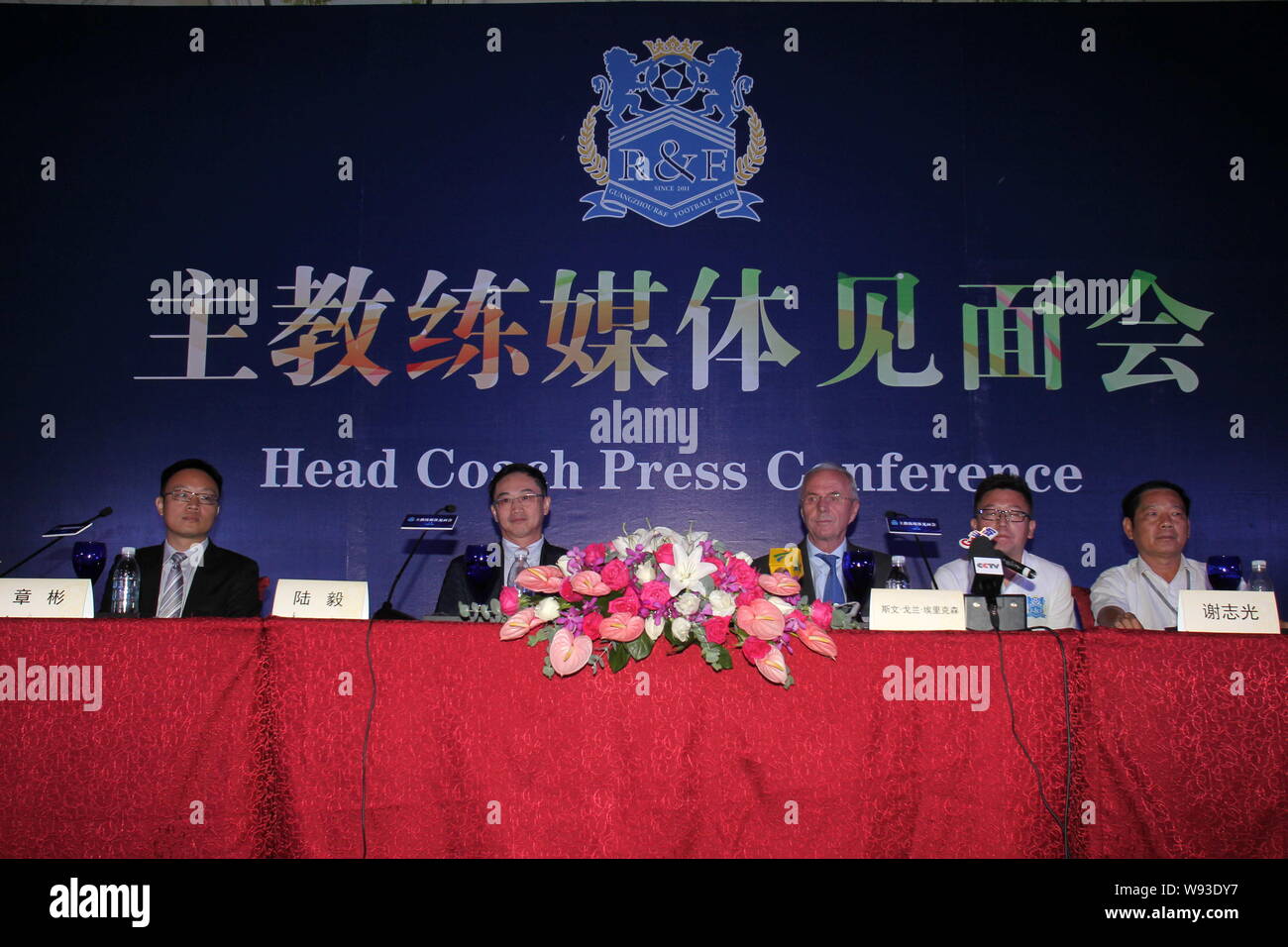 Sven-Goran Eriksson, centre, la nouvelle entraîneure-chef de Chines Guangzhou R&F FC, assiste à une conférence de presse à Guangzhou, dans le sud-est de Chines Guan Banque D'Images