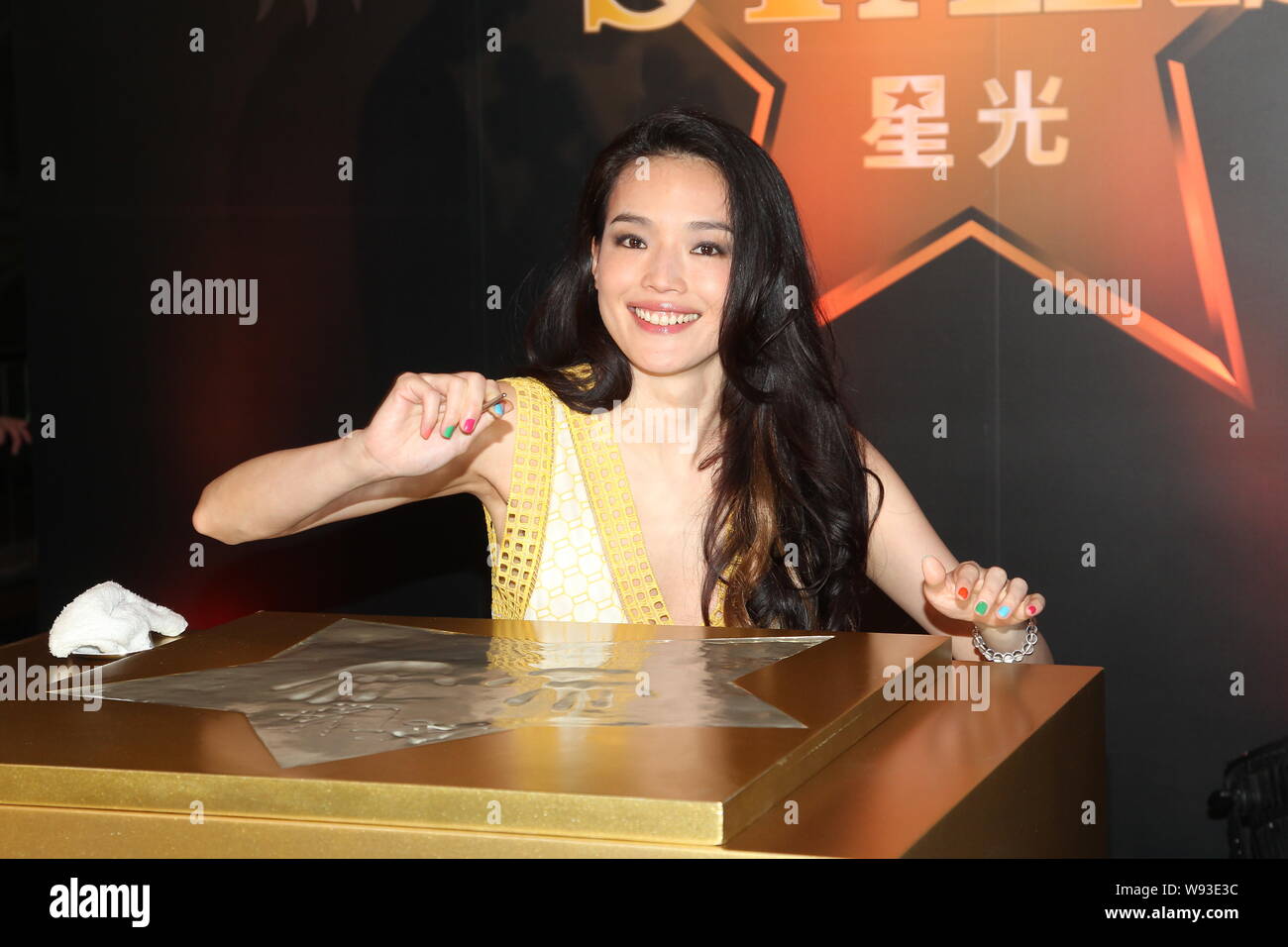 L'actrice taïwanaise Shu Qi donne son handprints sur un papier pendant une fête pour le premier anniversaire de l'Sands Cotai Central à Macao, Chine, 11 Banque D'Images