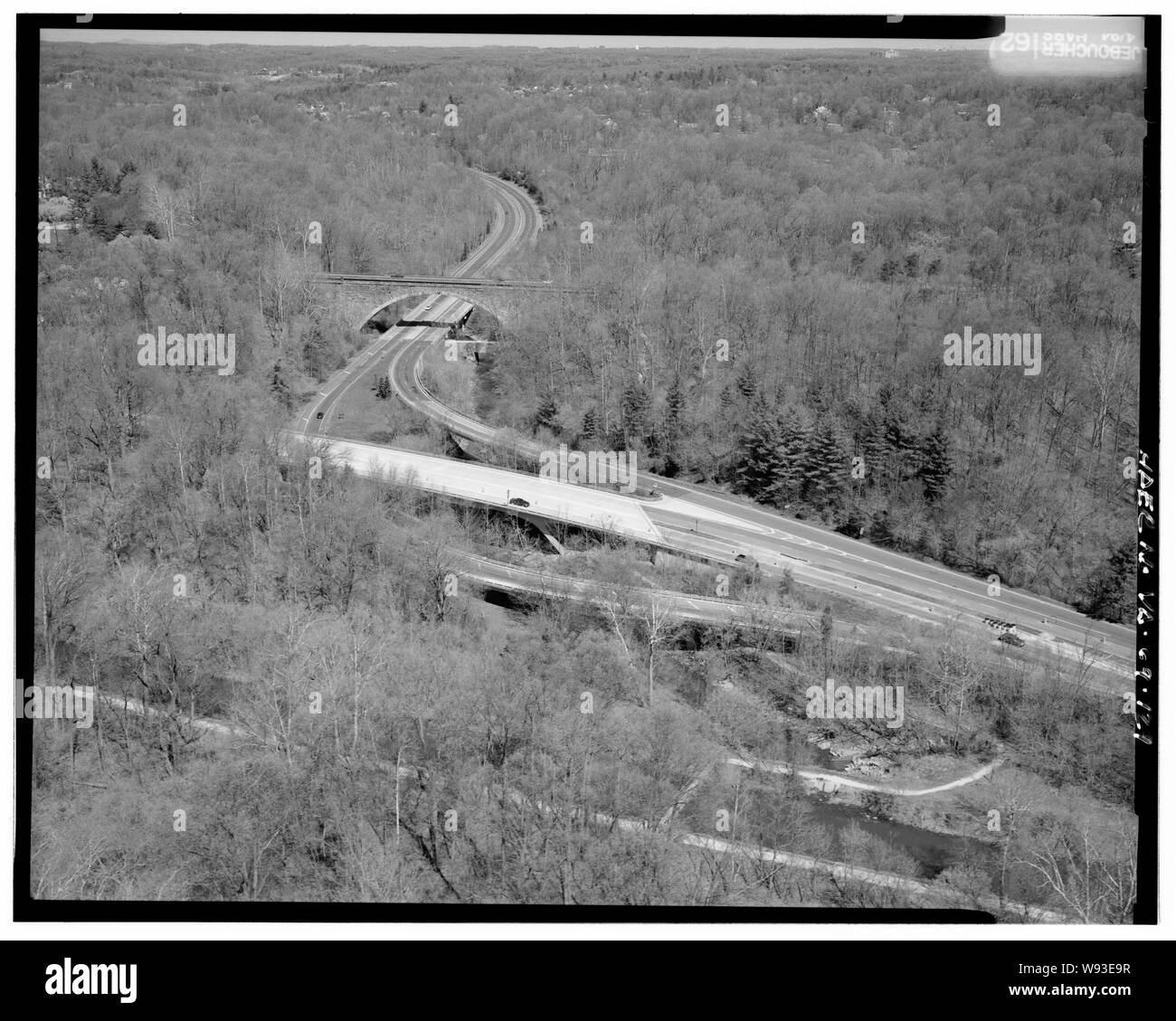 Vue aérienne de CABIN JOHN PARKWAY ET CLARA BARTON AVEC ÉCHANGEUR DE LA CABINE HISTORIQUE JOHN BRIDGE EN ARRIÈRE-PLAN. - George Washington Memorial Parkway, le long de la rivière Potomac McLean à Mount Vernon, en Virginie, à Mount Vernon, comté de Fairfax, Virginie Vue aérienne de Cabin John Parkway, Clara Barton Parkway et l'Union européenne (également appelé pont en arc Pont Cabin John) dans la région de Cabin John, Maryland. Le Chesapeake and Ohio Canal est visible dans la partie inférieure de la photo. Banque D'Images