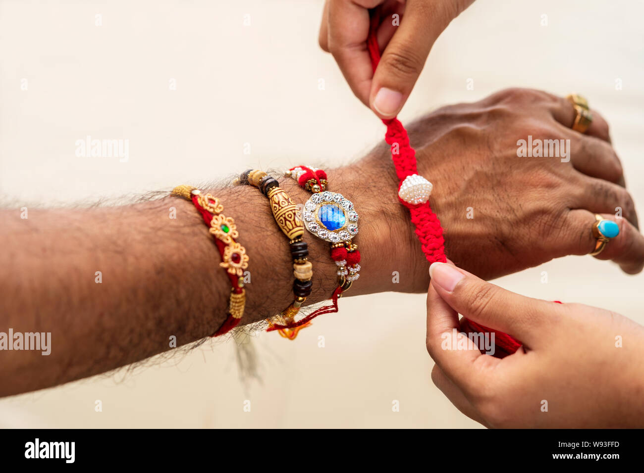 Une jeune Indienne, soeur donnant rakhi à son frère sur Raksha bandhan  jour. C'est un bracelet traditionnel, un symbole de l'amour entre frères et  soeurs Photo Stock - Alamy