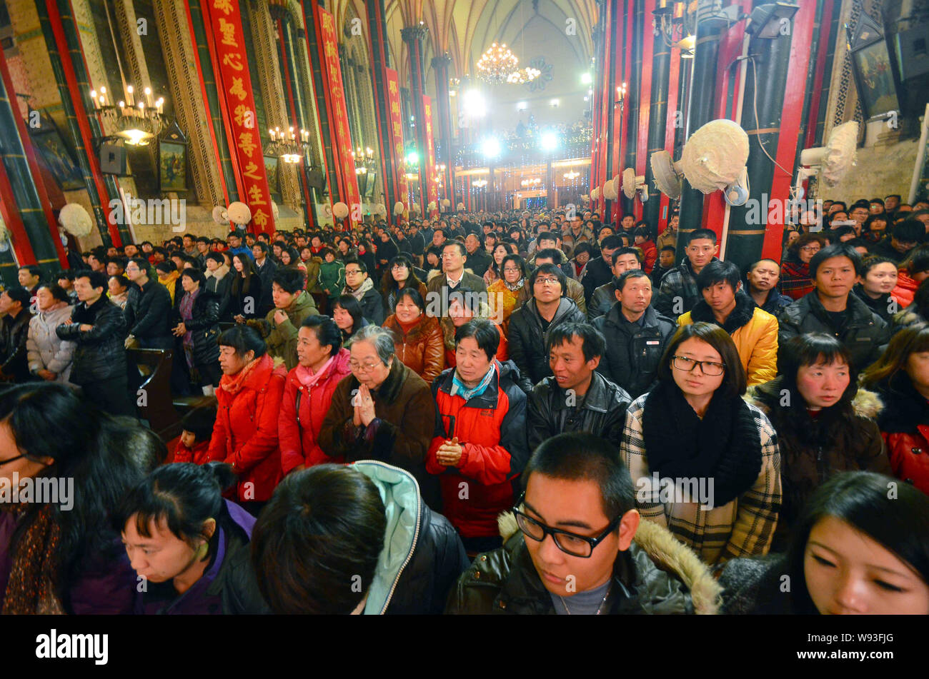 Les catholiques chinois assister à la messe de la veille de Noël à l'Église catholique Xishiku Serivce, également connu sous le nom de l'Église du Nord, à Beijing, Chine, 24 décembre 2013. Banque D'Images