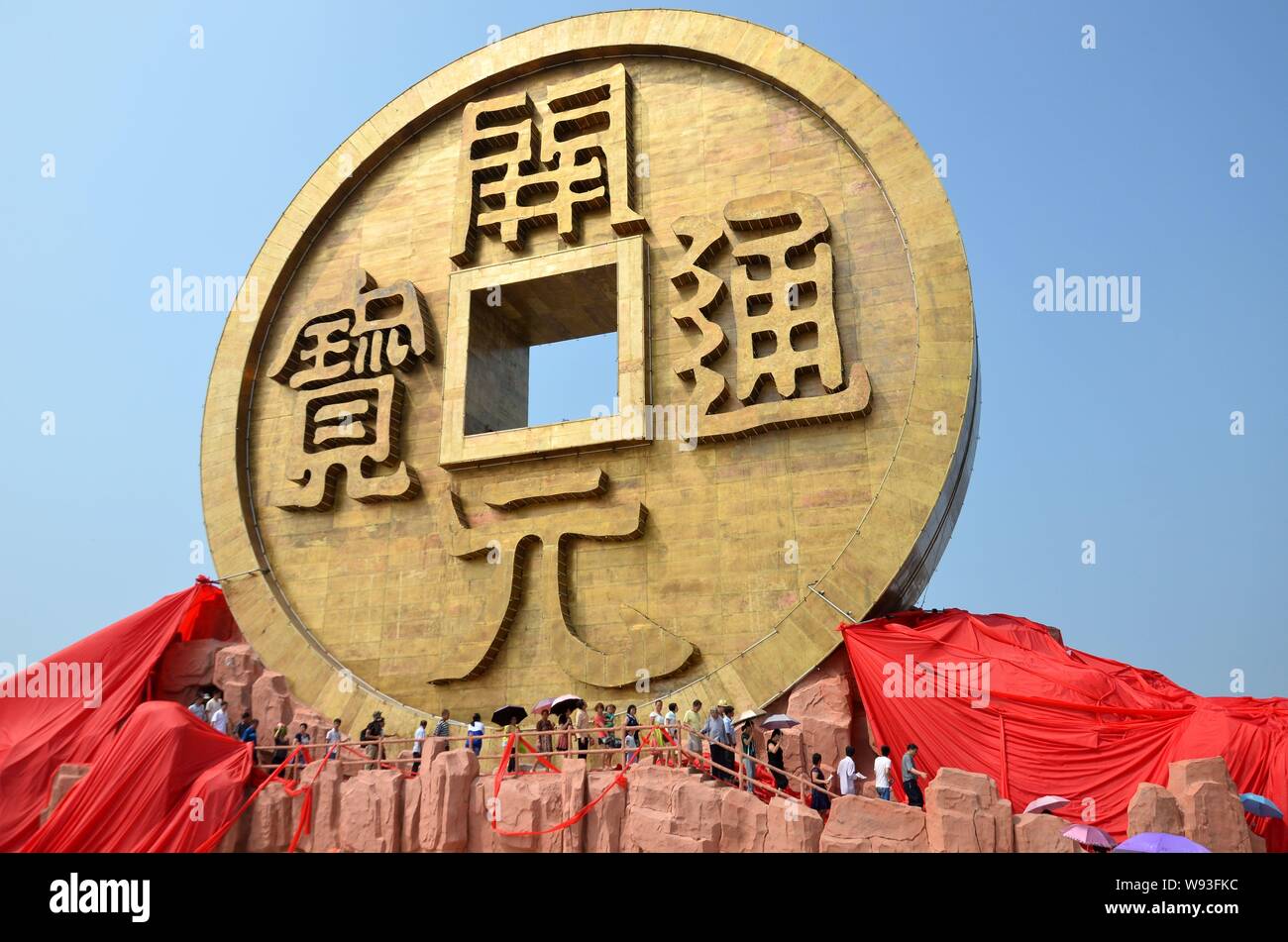 Les touristes visitent la plus grande pièce de cuivre sculpture à Baoshan Hunan Parc minier National à Guiyang county, Chenzhou city, Hunan Chines centrale p Banque D'Images