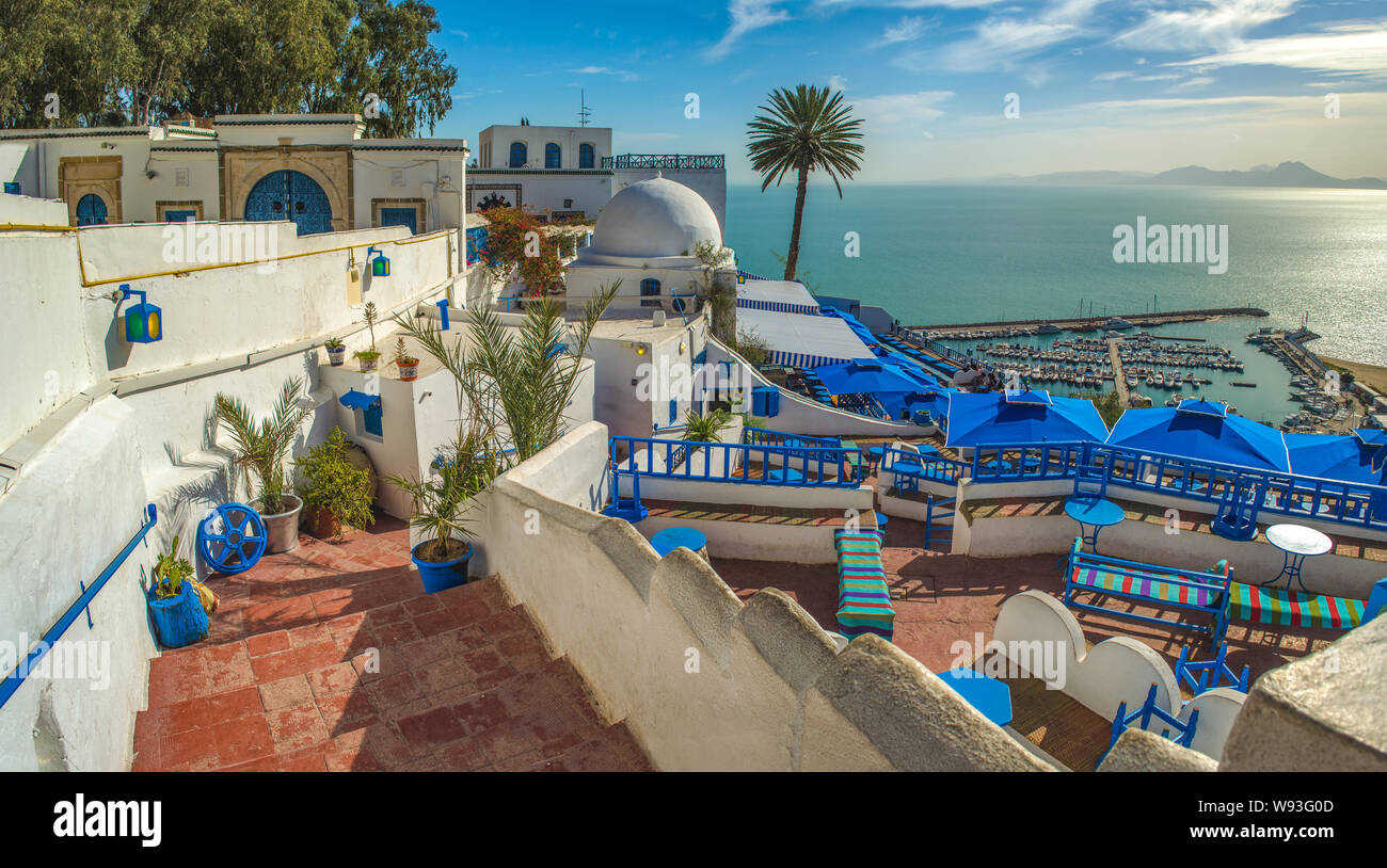 Sidi Bou Said magnifique point de vue sur mer et terrasse de café. La Tunisie. Banque D'Images