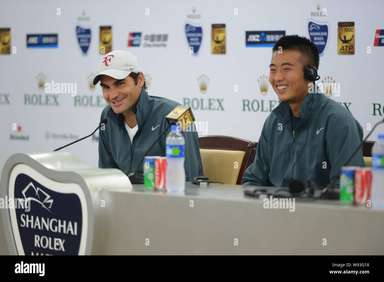 La Suisse de Roger Federer, à gauche, et Ze Zhang de Chine sourire lors d'une conférence de presse après avoir battu Kevin Anderson et Dmitry Tursunov 2-0(6-2 Banque D'Images