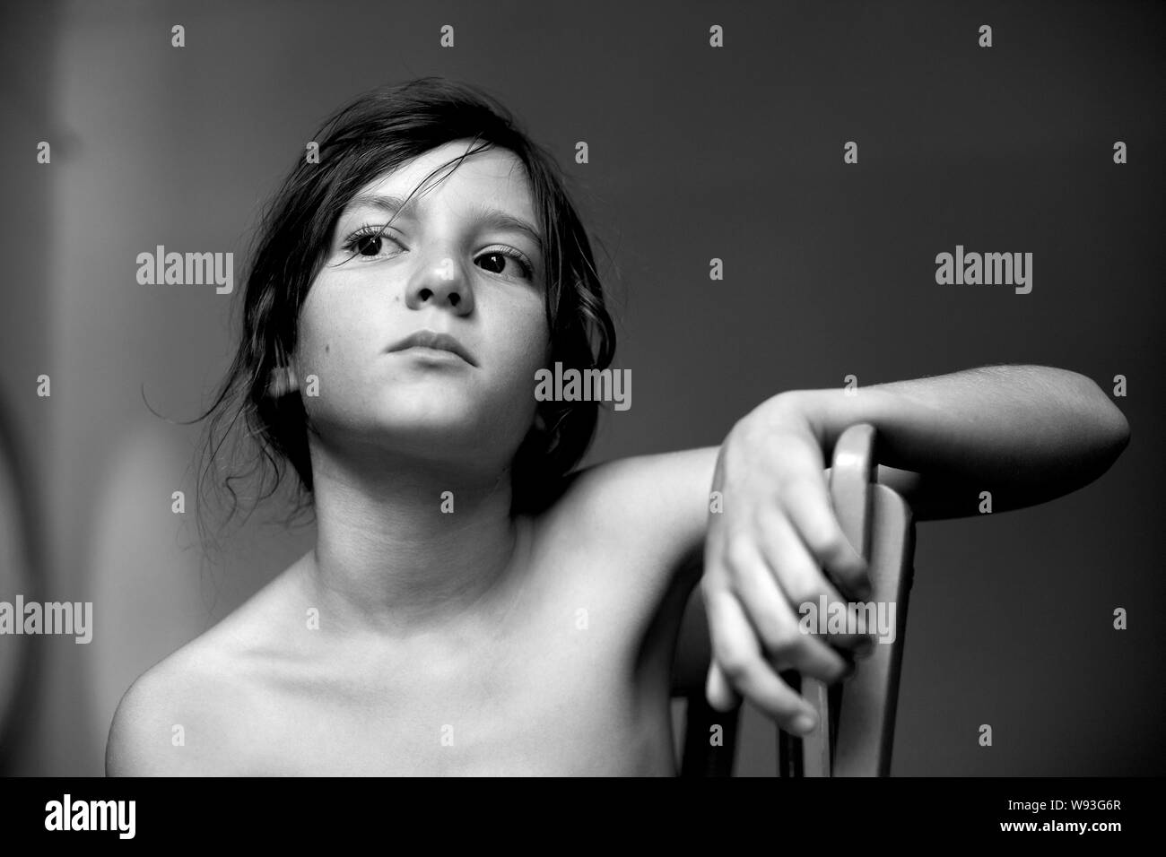 Garçon de dix ans souffrant de la chaleur. Banque D'Images