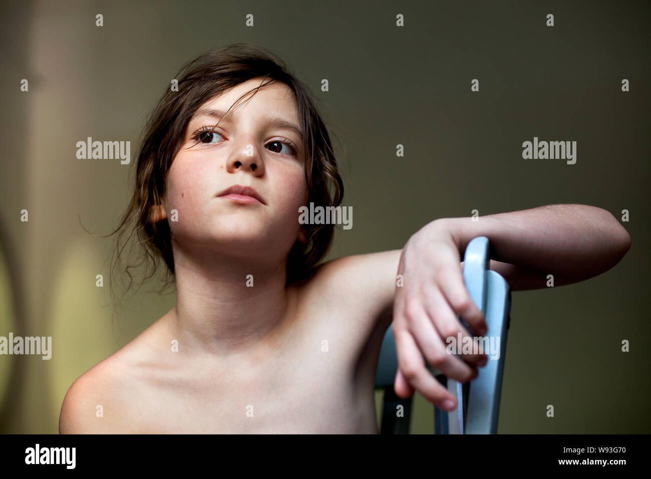 Garçon de dix ans souffrant de la chaleur. Banque D'Images