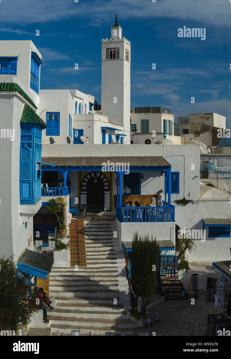 Belle vue de Sidi Bou Said, blanc et bleu village touristique en Tunisie. Banque D'Images