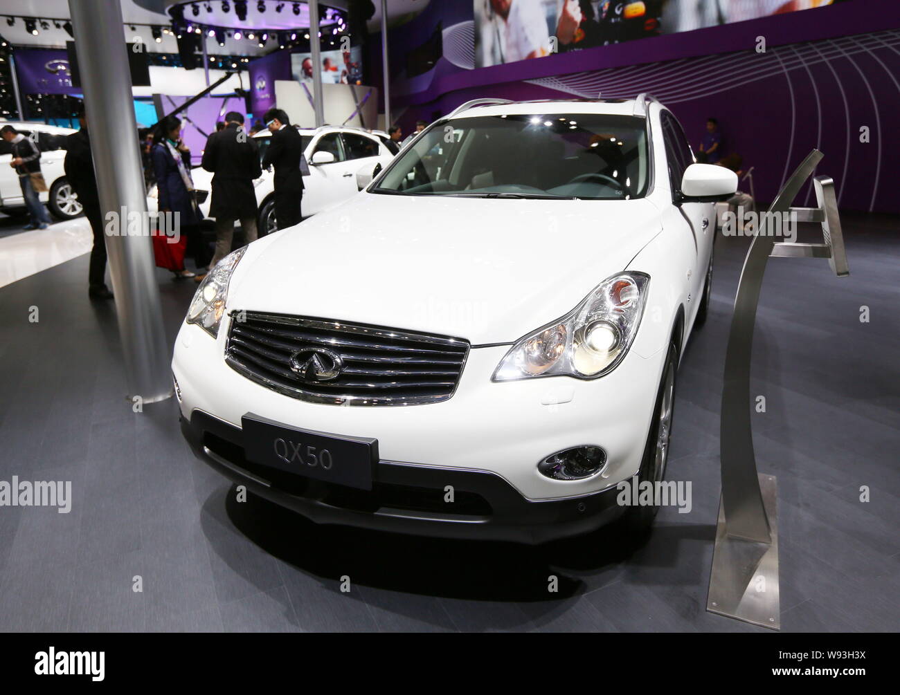 Une Infiniti QX50 est affiché lors de la 15ème Exposition de l'industrie internationale de l'Automobile de Shanghai, connue sous le nom de Auto China 2014, à Shanghai, Chine, Banque D'Images