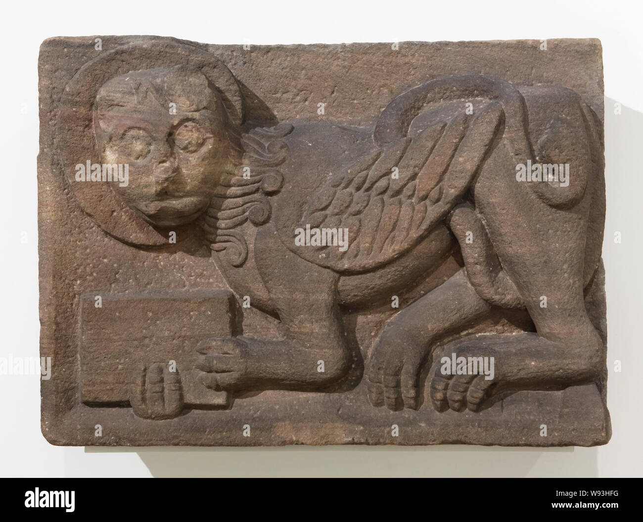 Lion ailé de Saint Marc. Capital de romane datée du 12ème siècle de l'abbaye Alspach (Abbaye d'Alspach), maintenant exposée dans le Musée Unterlinden (Musée Unterlinden) à Colmar, Alsace, France. Banque D'Images