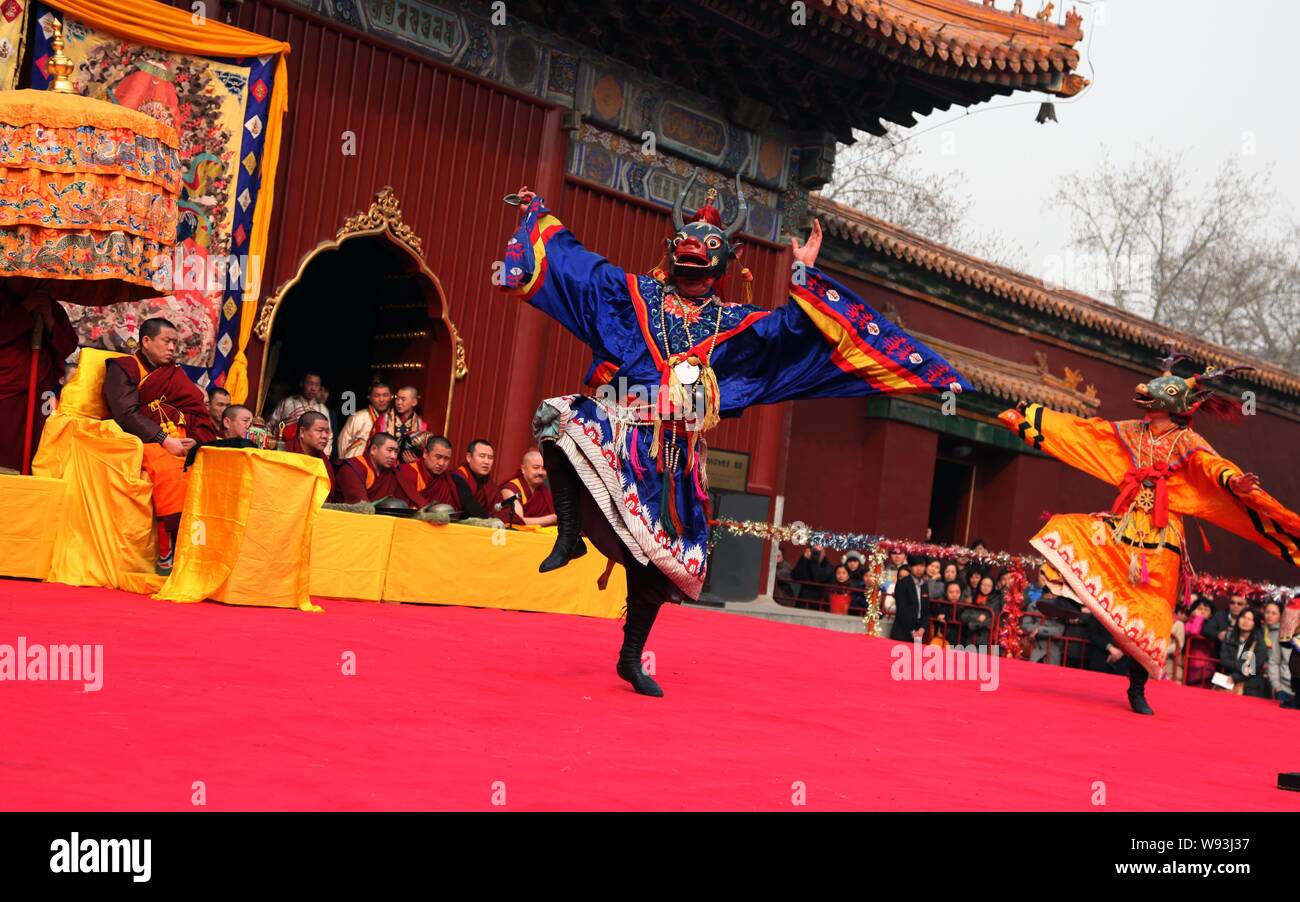 Un lama effectue une danse traditionnelle de Buza Yonghegong Lama Temple comme partie d'un rituel annuel de prier pour la prospérité de Beijing, Chine, 11 mars 2013 Banque D'Images