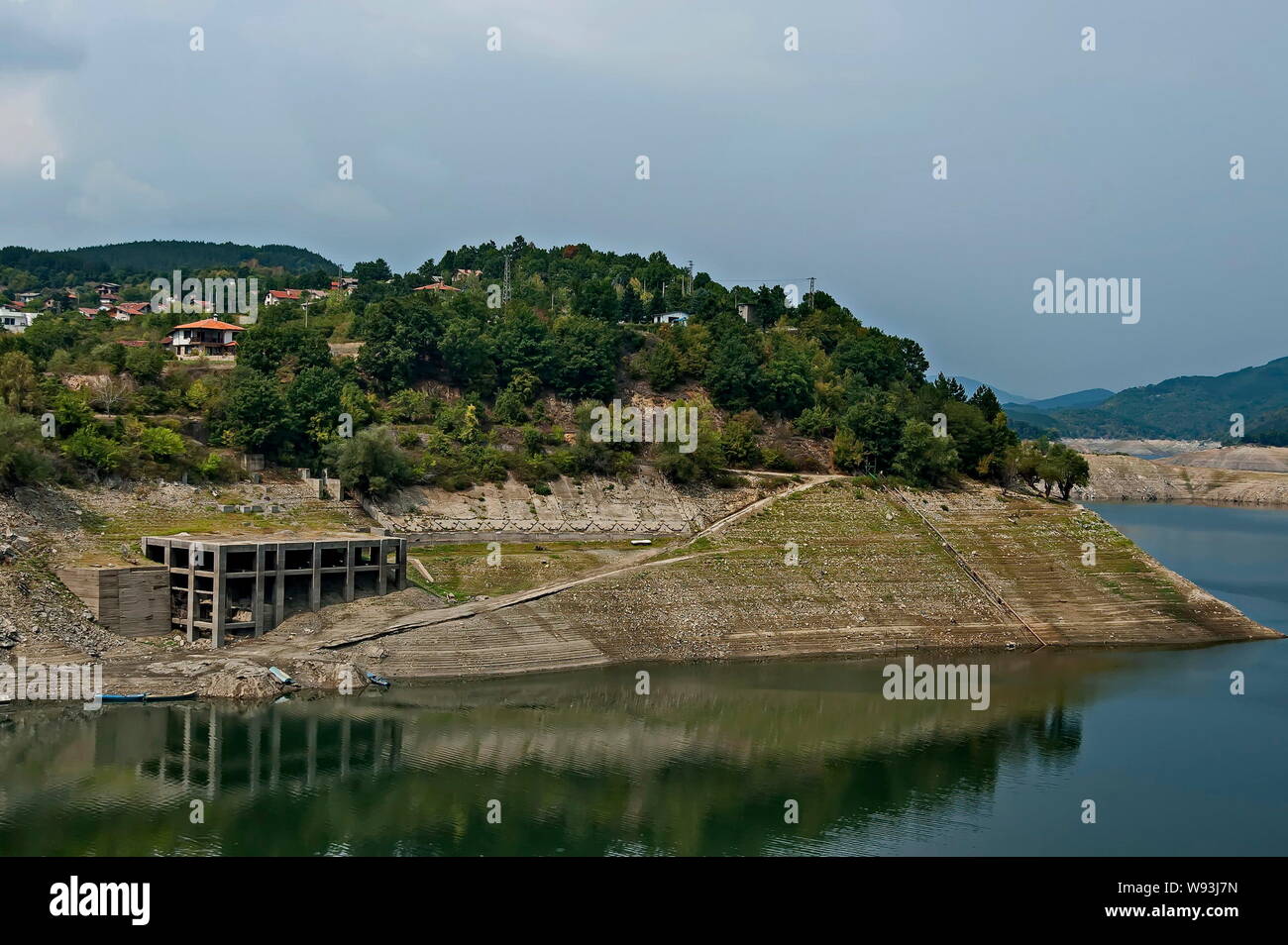 Vue depuis le lac, Barrage Topolnitsa ou barrage sur la rivière Topolnitsa et une partie de village Muhovo Ihtiman, région, Bulgarie, Europe Banque D'Images