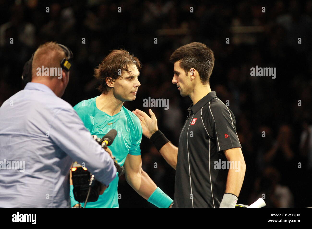 Novak Djokovic la Serbie, de droit, des pourparlers avec Rafael Nadal de l'Espagne, centre, à leur intention des célibataires match final de 2013 ATP World Tour Finals à Londres, Banque D'Images