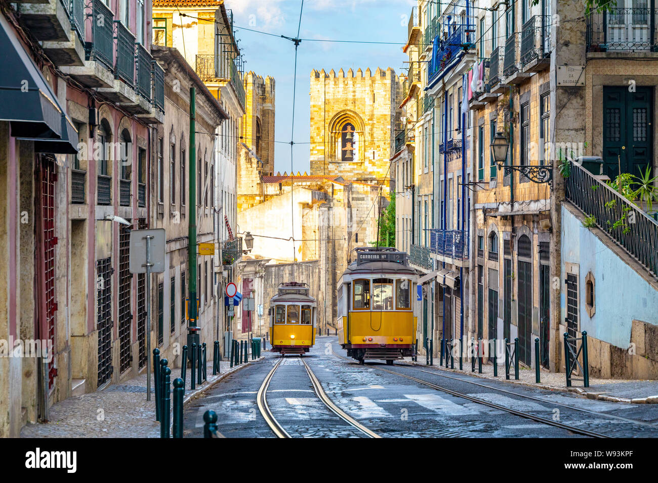 Tramway sur la ligne 28 à Lisbonne, Portugal Banque D'Images