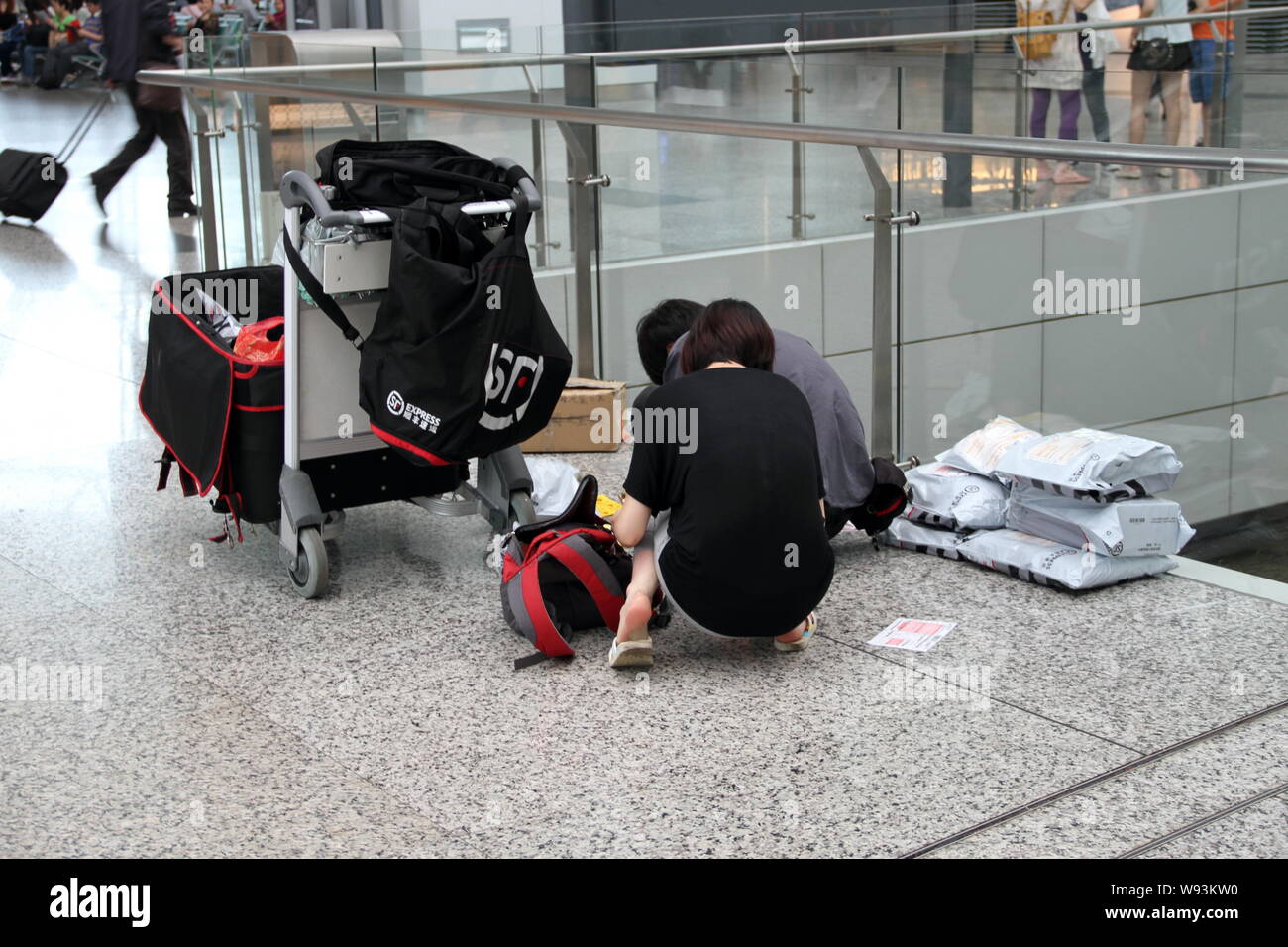 --FILE--employés chinois de SF Express trier les colis dans le terminal de l'Aéroport International de Guangzhou Baiyun de Guangzhou City, en Chines Gua Banque D'Images