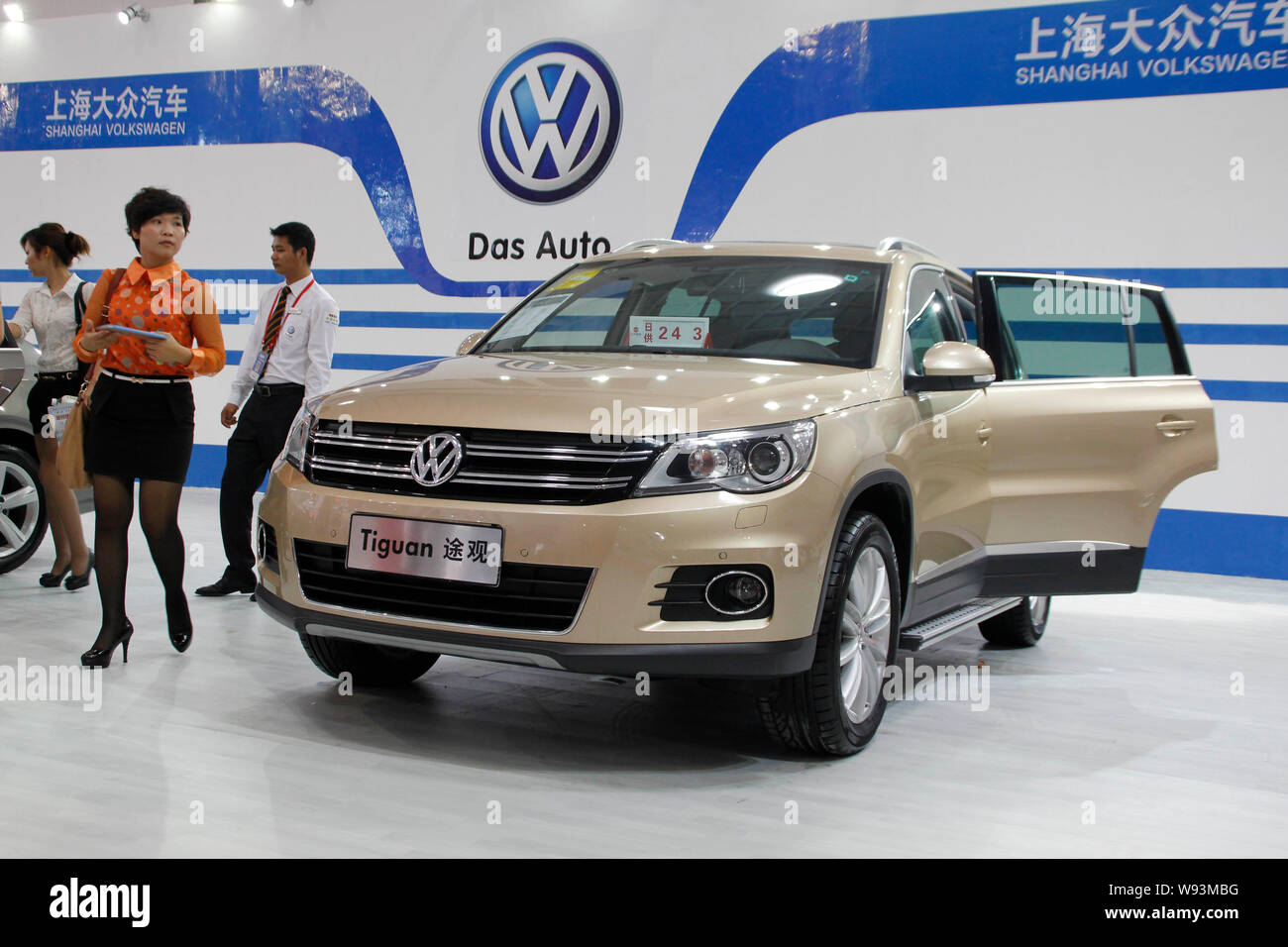 --FILE--un visiteur passe devant un SUV Tiguan au stand de Shanghai Volkswagen, une joint venture entre SAIC et VW, lors d'une exposition d'automobiles en Banque D'Images