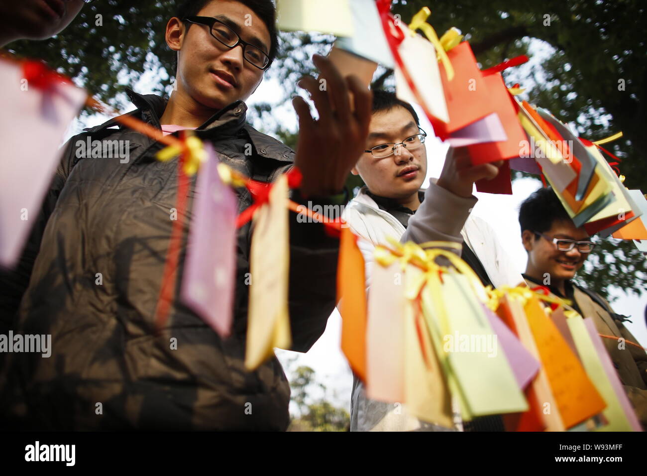 Les étudiants masculins découvrez les souhaits de leurs camarades de sexe féminin au campus Road de l'Université de Tongji en avant de la Journée internationale des femmes dans Banque D'Images