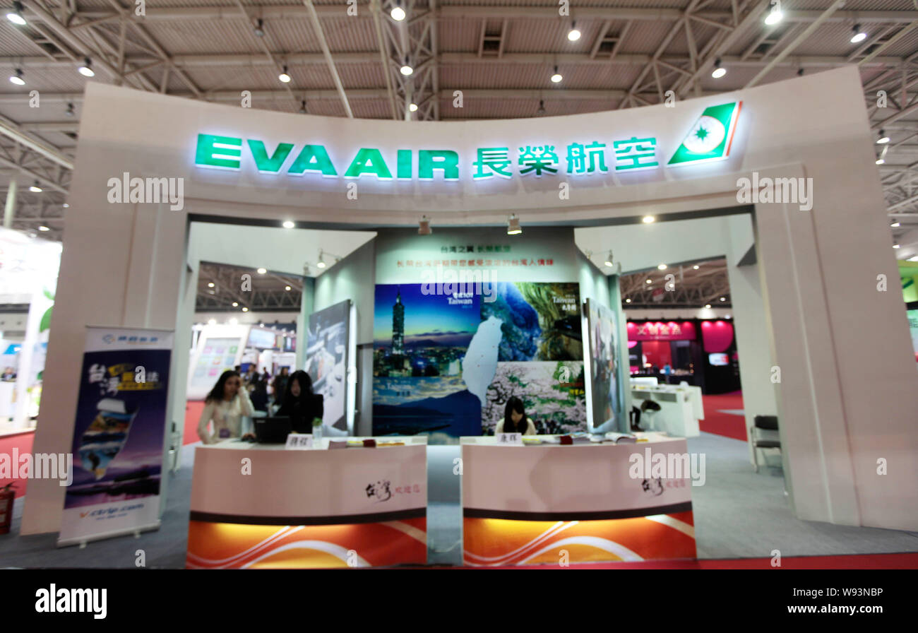 --FILE--Employés sont vus sur le stand d'EVA Air lors d'une exposition à Beijing, Chine, 22 novembre 2012. Les responsables des transports de Taiwan un Banque D'Images