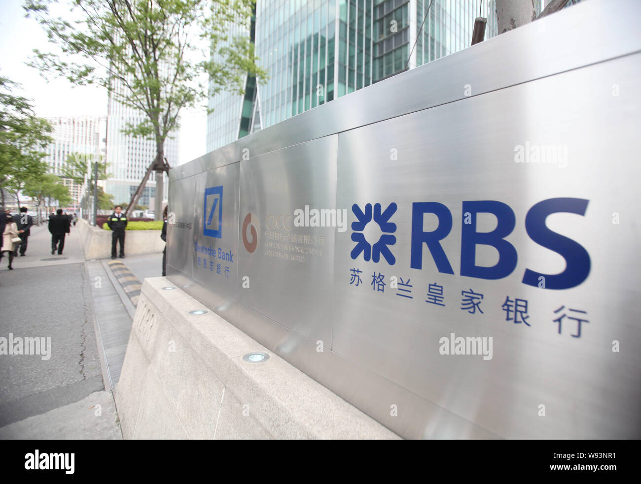 --FILE--piétons devant une signalisation de Royal Bank of Scotland (RBS) à Shanghai, Chine, le 18 avril 2011. En raison d'ajustements dans la structure de l'entreprise Banque D'Images