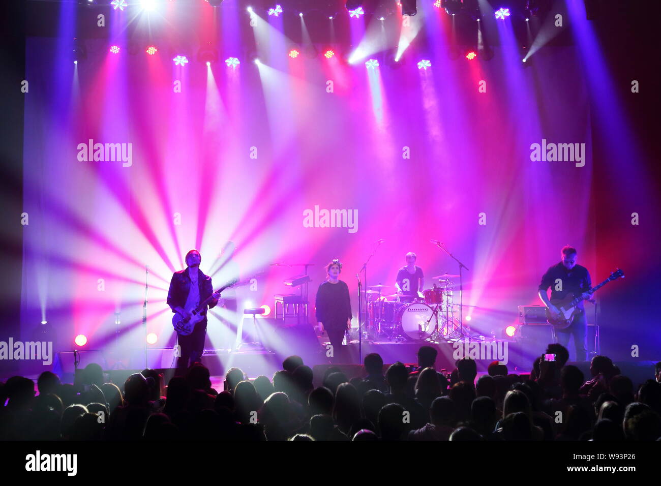 Les membres du groupe de rock suédois The Cardigans effectuer à leur concert à Shanghai, Chine, 30 novembre 2013. Banque D'Images