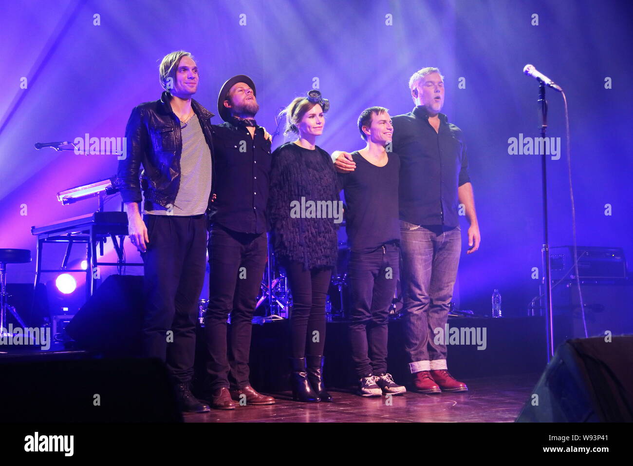 Les membres du groupe de rock suédois The Cardigans effectuer à leur concert à Shanghai, Chine, 30 novembre 2013. Banque D'Images
