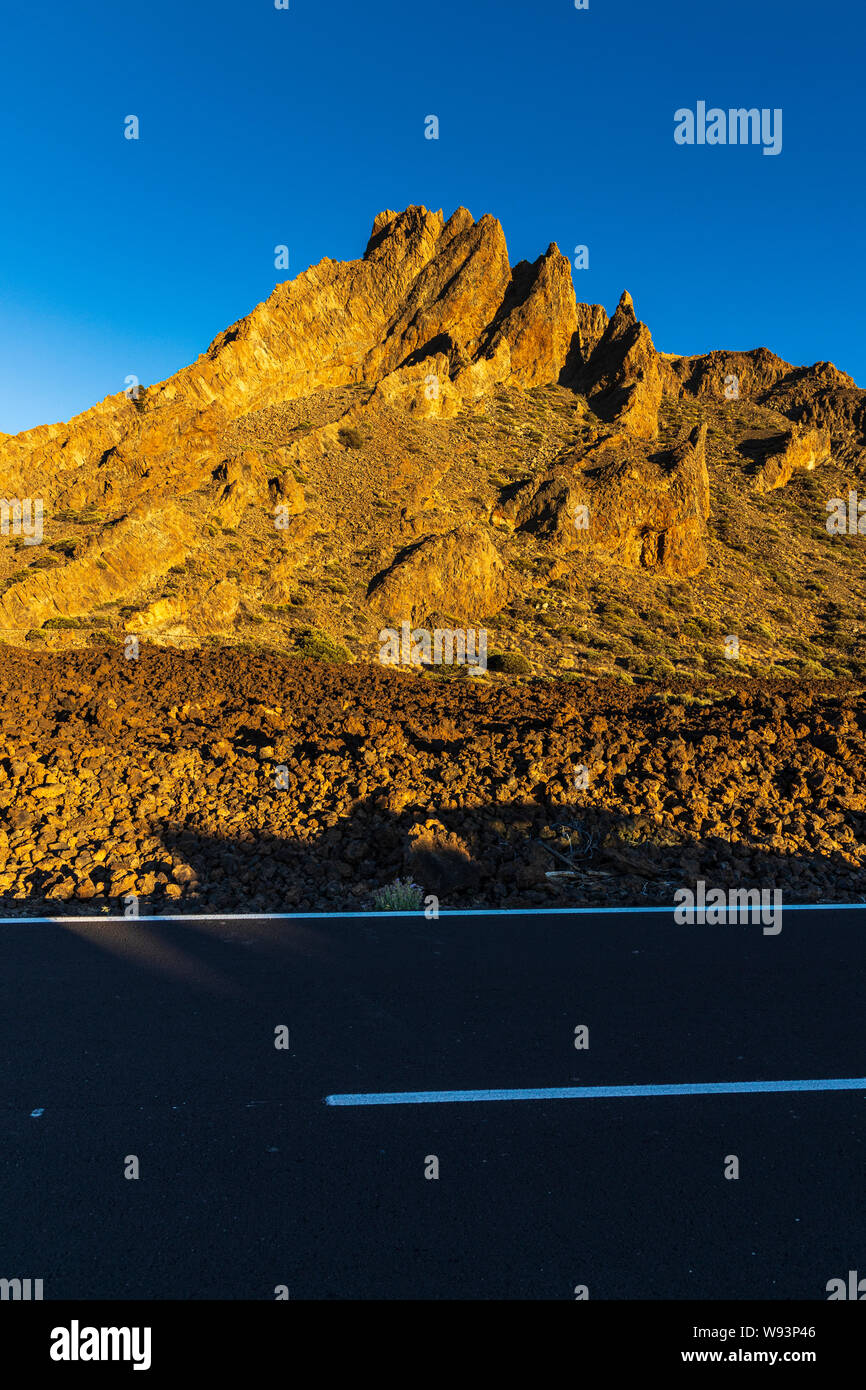 La lumière de fin de soirée sur des rochers dans le Las Canadas del Teide, Tenerife, Canaries, Espagne Banque D'Images