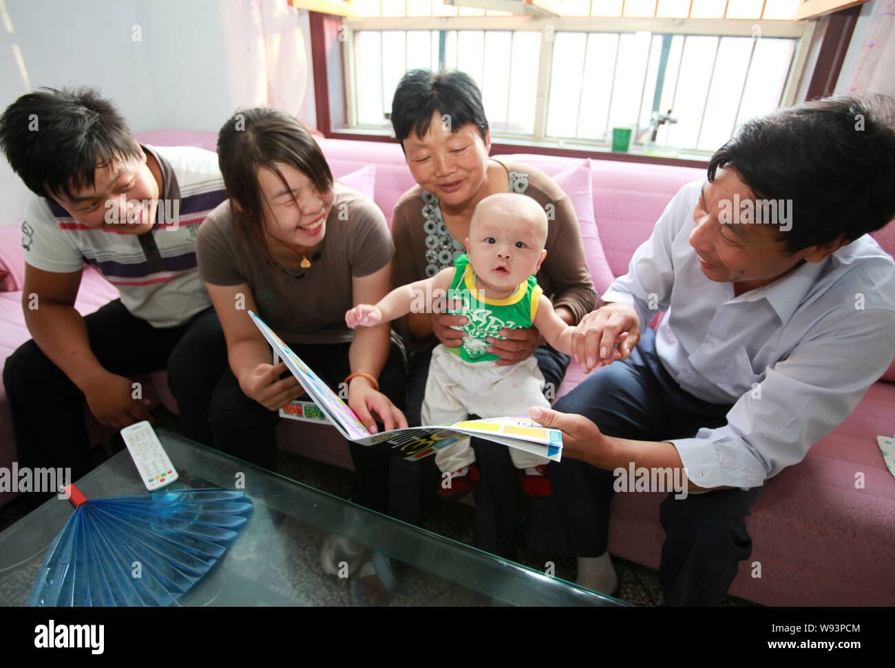 --FILE--Parents et grands-parents jouer avec un 5-month-old baby à la Maison dans village Jiaoliu, Hua county, province de Henan, Chine centrale 12 Septembre 2010 Banque D'Images