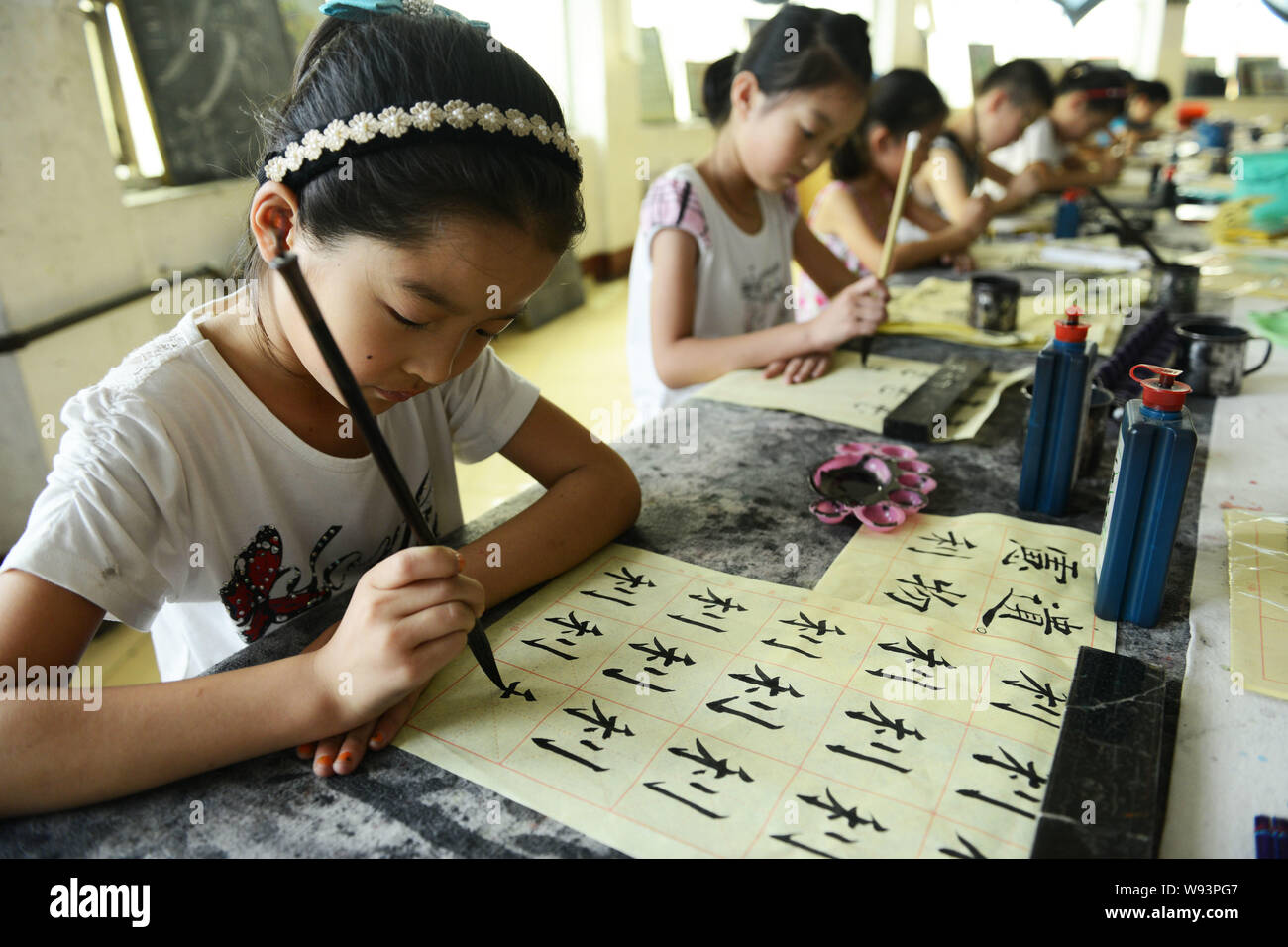 Les jeunes écoliers chinois Calligraphie apprendre dans une école pendant leurs vacances d'été dans la ville de Binzhou Zouping County, à l'Est, la province de Shandong, Chine Banque D'Images
