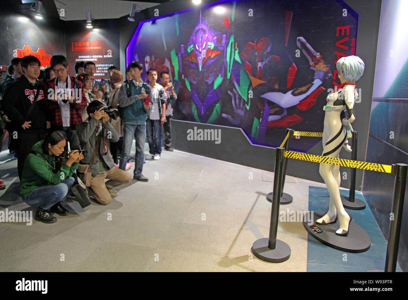 Les visiteurs de prendre des photos d'un modèle grandeur nature de Rei Ayanami, un personnage de la série animée Neon Genesis Evangelion, au cours de l'EVA à l'Expo Banque D'Images