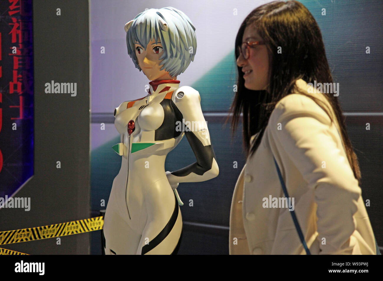 Un visiteur pose avec une énorme version de Rei Ayanami, un personnage de la série animée Neon Genesis Evangelion, au cours de l'Expo, à l'EVA Banque D'Images