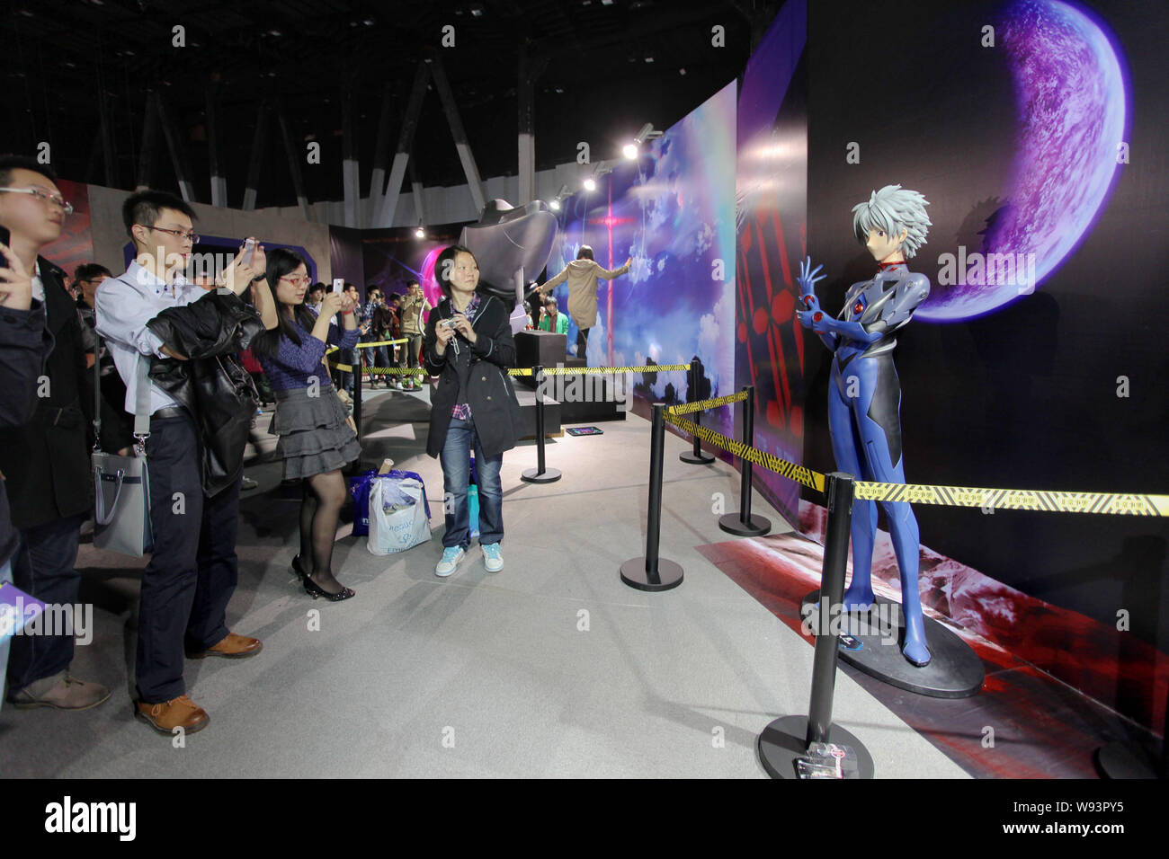 Les visiteurs regarder une énorme version de Kaworu Nagisa, un personnage de la série animée Neon Genesis Evangelion, au cours de l'Expo, à l'EVA S Banque D'Images