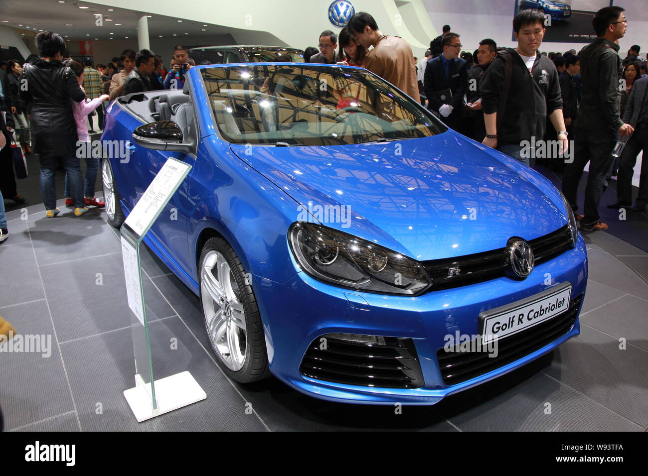 --FILE--visiteurs regarder une voiture Golf R Cabriolet sur le stand de Volkswagen à la 15e Exposition de l'industrie internationale de l'Automobile de Shanghai, connu un Banque D'Images