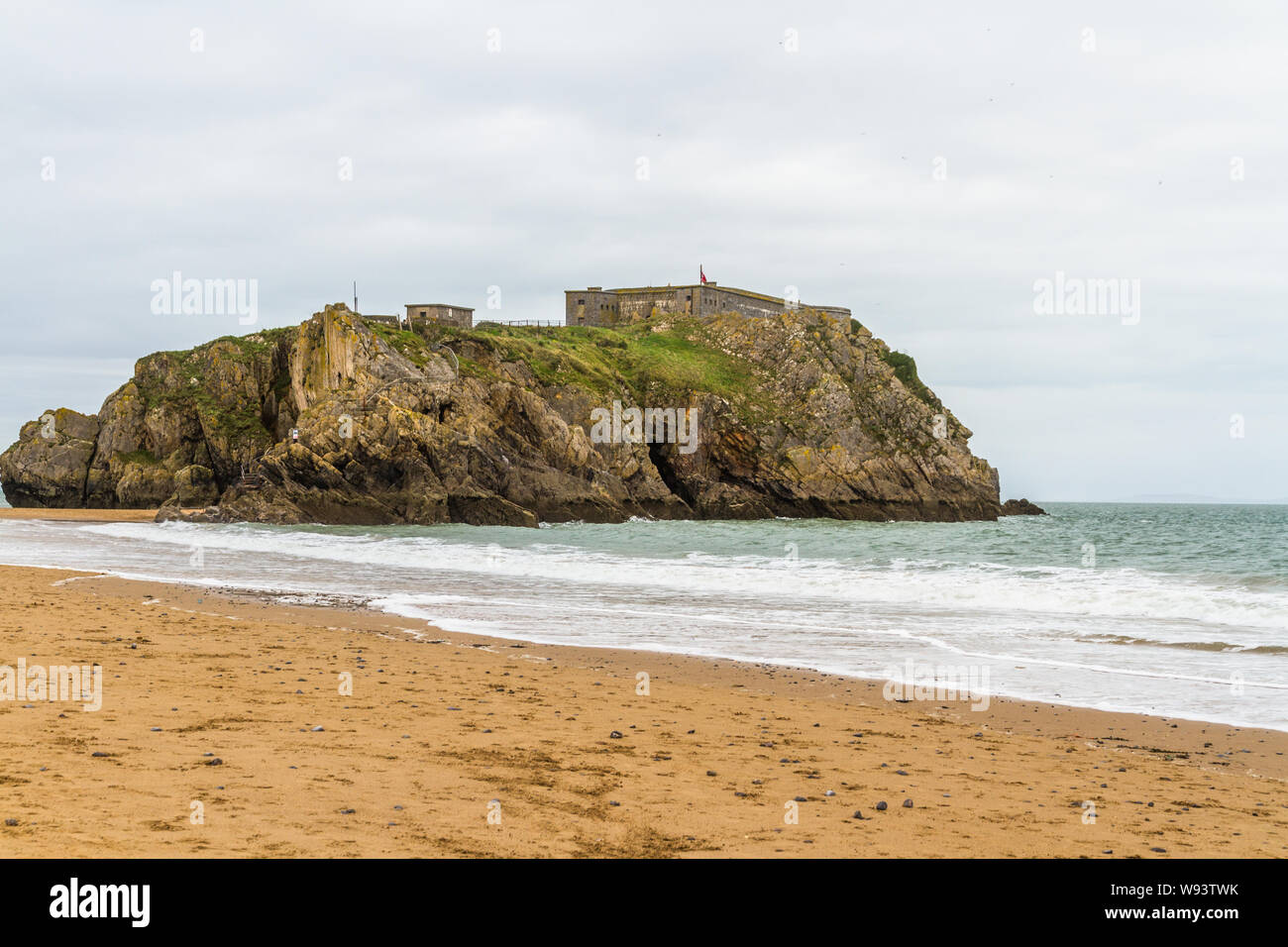 St Catherine's Island une petite île à marée lié à Tenby dans Pembrokeshire, Pays de Galles, de la plage Banque D'Images