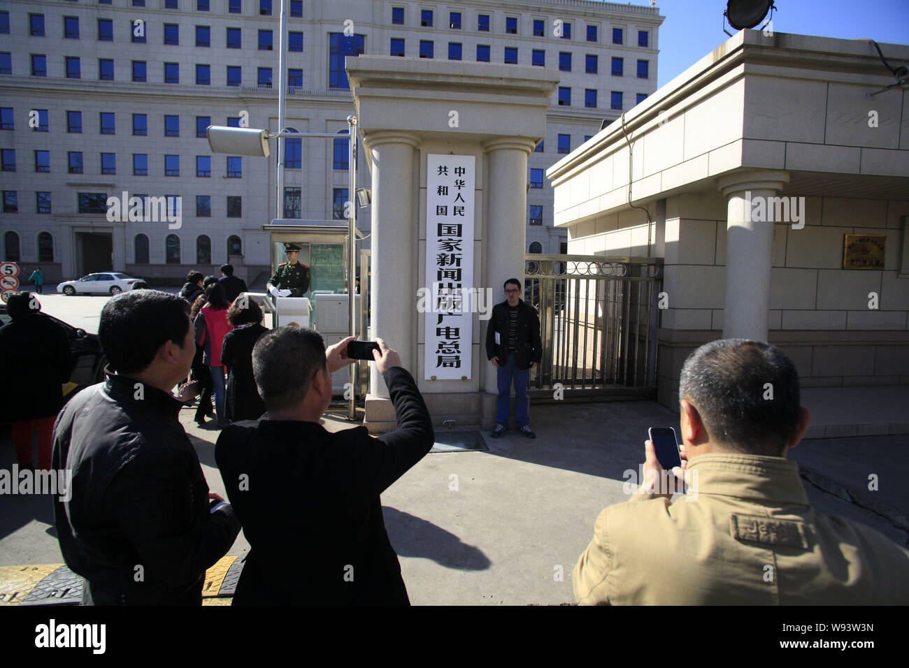 Les gens prennent des photos de la nouvelle enseigne de l'État Administration générale de la presse, de la publication, de la radio, du film et de la télévision, à Beijing, Chine, 22 mars Banque D'Images