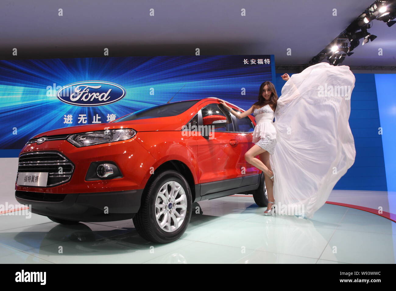 --FILE--un modèle pose avec une Ford Ecosport pendant la 10ème Chine (Guangzhou) Exposition internationale de l'automobile, connue sous le nom de Guangzhou Auto 2012, en Gua Banque D'Images