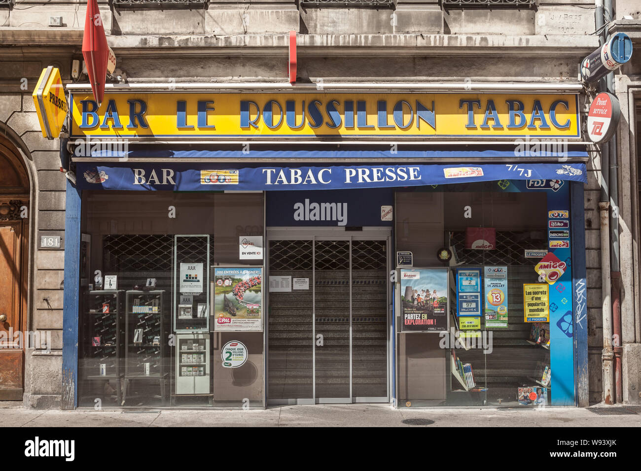 LYON, FRANCE - 14 juillet 2019 : d'une devanture de magasin de tabac français à Lyon. Également appelé marchand de tabac ou buraliste, ils ont le monopole du t Banque D'Images