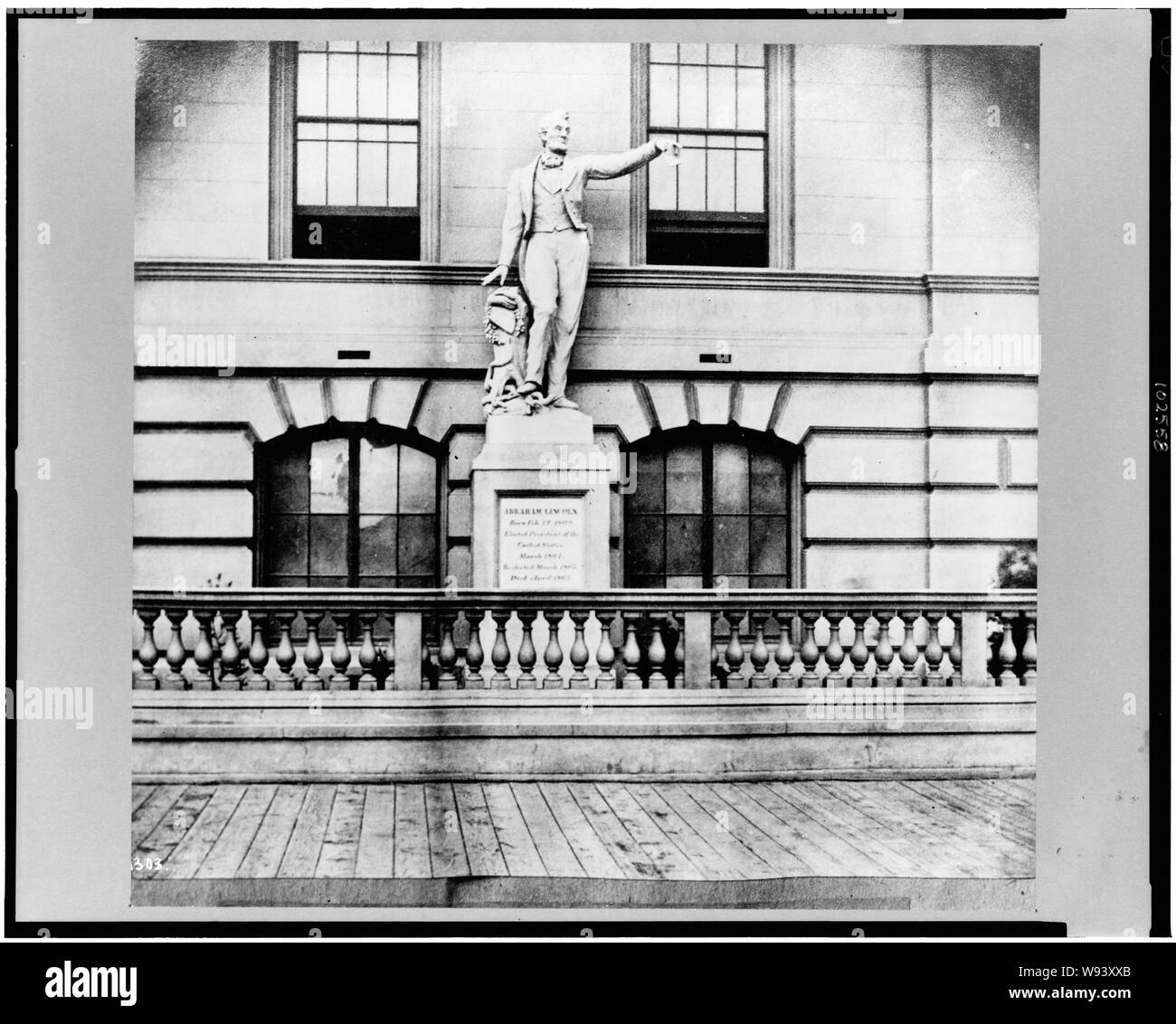 Statue d'Abraham Lincoln, sculpté par Pietro Mezzara, situé en face d'une école primaire à San Francisco, Californie Banque D'Images