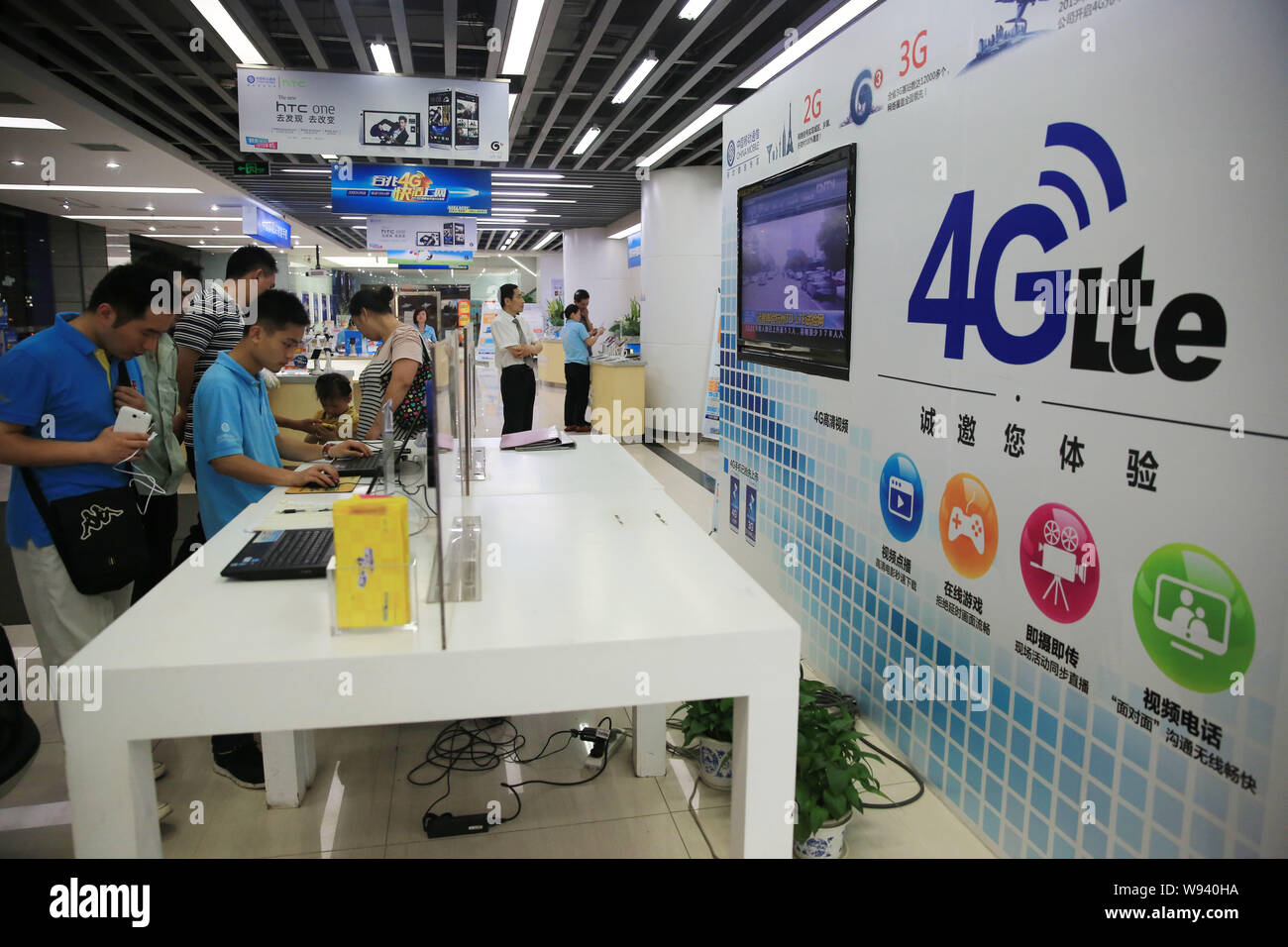--FILE--visiteurs essayer la vitesse du réseau sans fil sur des ordinateurs portables au stand de China Telecom TD-LTE (évolution à long terme du temps Division-Long) des réseaux mobiles 4G Banque D'Images