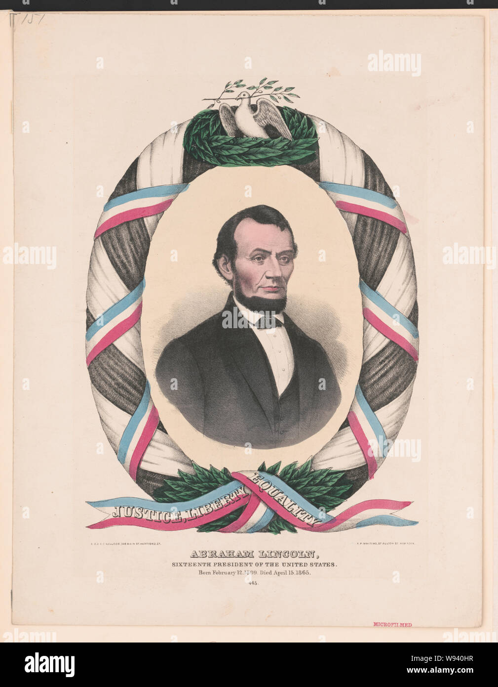 Abraham Lincoln, seizième Président des États-Unis. Né le 12 février 1809. Décédé le 15 avril 1865 Résumé : Memorial imprimer montre un buste portrait d'Abraham Lincoln entouré par une guirlande superposé avec une croix rouge, blanc et Blue Ribbon inscrit la justice, la liberté, l'égalité. Une colombe avec un rameau d'olivier dans son bec est assis dans un nid de feuilles de laurier au sommet de la guirlande. Banque D'Images